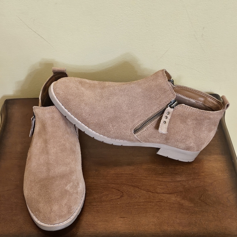 Bjorndal Judy or Geena ankle booties. Size 7.5